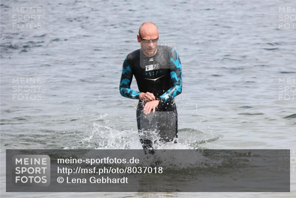 21.06.2025 - 27. Vierlanden-Triathlon Lena Gebhardt http://msf.ph/oto/8037018 15.06.2025 12:03:07 Schwimmen 999, 1002 meine-sportfotos.de
