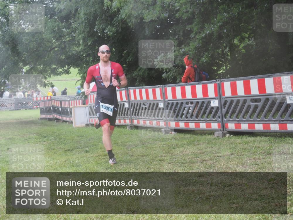 21.06.2025 - 27. Vierlanden-Triathlon KatJ http://msf.ph/oto/8037021 15.06.2025 14:16:15 Ziel 1253 meine-sportfotos.de