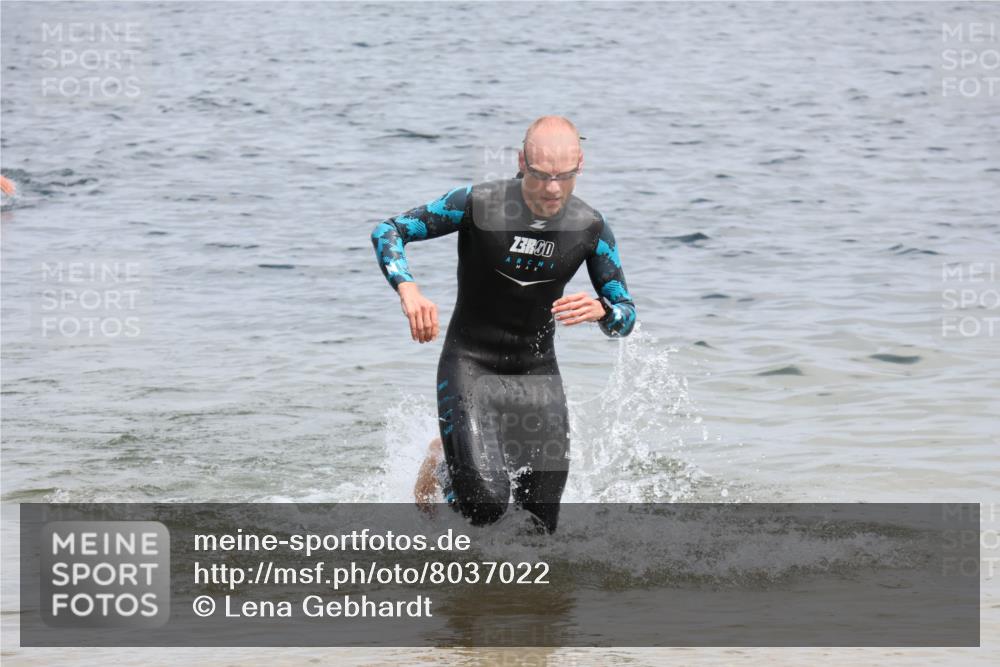 21.06.2025 - 27. Vierlanden-Triathlon Lena Gebhardt http://msf.ph/oto/8037022 15.06.2025 12:03:07 Schwimmen 999, 1002 meine-sportfotos.de