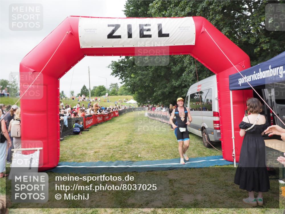 21.06.2025 - 27. Vierlanden-Triathlon MichiJ http://msf.ph/oto/8037025 15.06.2026 13:06:54 Ziel 654 meine-sportfotos.de