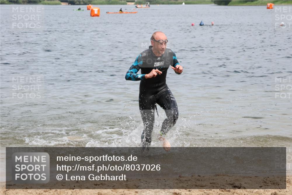 21.06.2025 - 27. Vierlanden-Triathlon Lena Gebhardt http://msf.ph/oto/8037026 15.06.2025 12:03:08 Schwimmen 999, 1002 meine-sportfotos.de