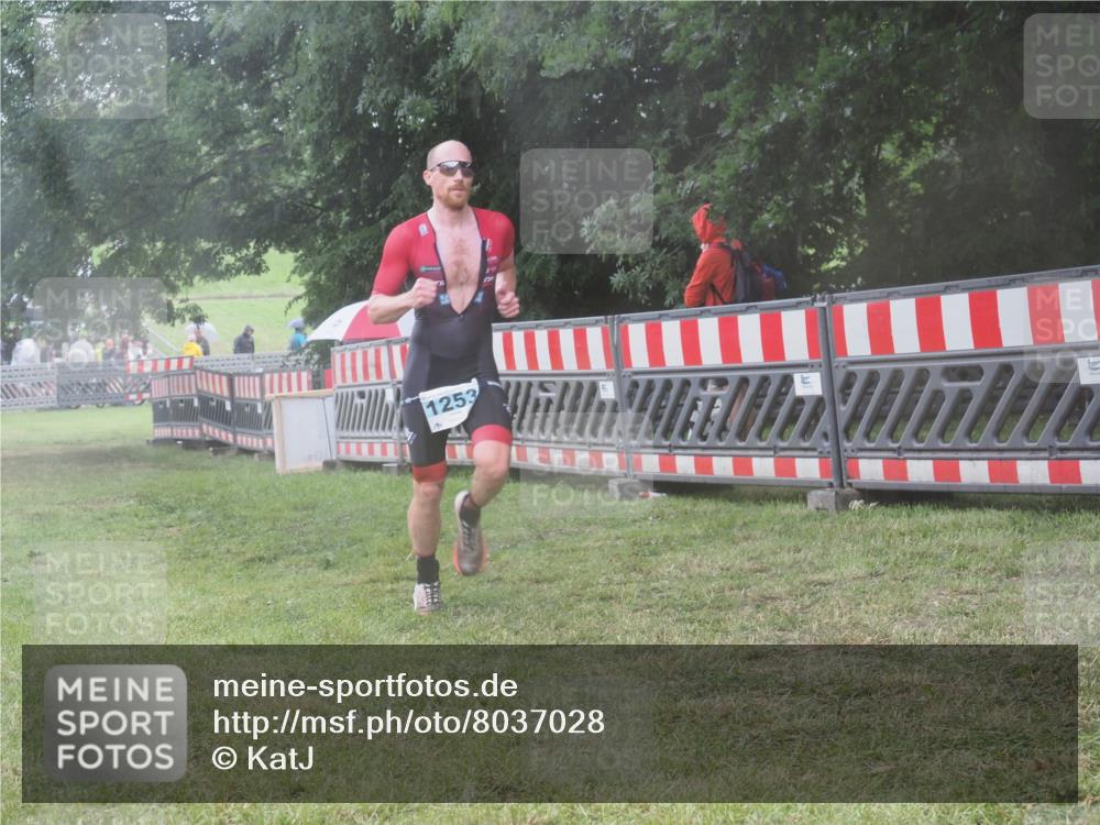 21.06.2025 - 27. Vierlanden-Triathlon KatJ http://msf.ph/oto/8037028 15.06.2025 14:16:15 Ziel 1253 meine-sportfotos.de