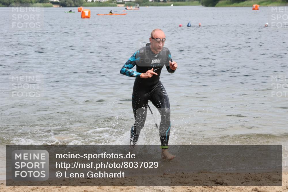 21.06.2025 - 27. Vierlanden-Triathlon Lena Gebhardt http://msf.ph/oto/8037029 15.06.2025 12:03:08 Schwimmen 999, 1002 meine-sportfotos.de
