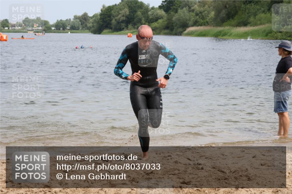 21.06.2025 - 27. Vierlanden-Triathlon Lena Gebhardt http://msf.ph/oto/8037033 15.06.2025 12:03:09 Schwimmen 1002 meine-sportfotos.de