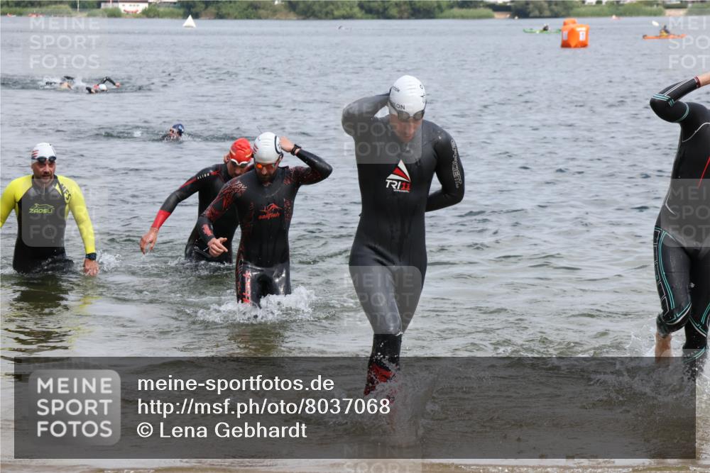 21.06.2025 - 27. Vierlanden-Triathlon Lena Gebhardt http://msf.ph/oto/8037068 15.06.2025 12:03:24 Schwimmen 1004, 1005, 1006, 1007, 1008 meine-sportfotos.de