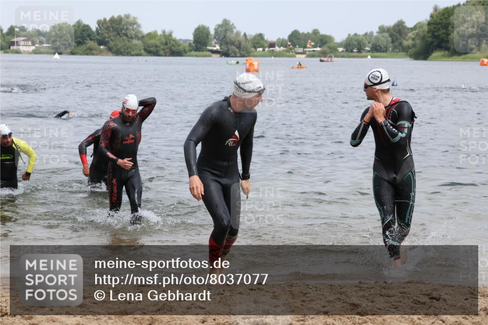 21.06.2025 - 27. Vierlanden-Triathlon Lena Gebhardt http://msf.ph/oto/8037077 15.06.2025 12:03:26 Schwimmen 1004, 1005, 1006, 1007, 1008 meine-sportfotos.de