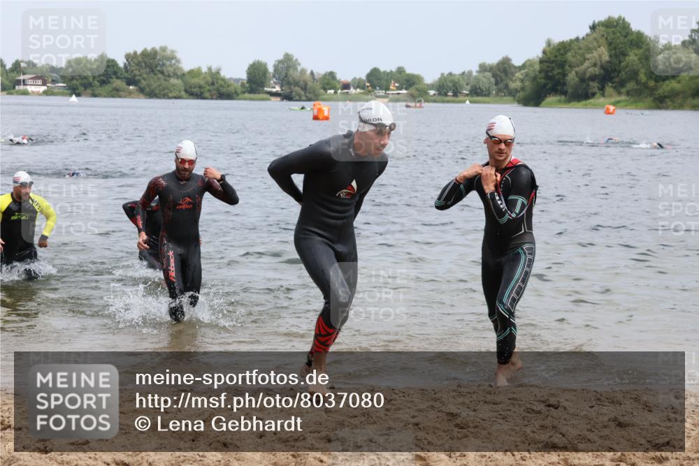 21.06.2025 - 27. Vierlanden-Triathlon Lena Gebhardt http://msf.ph/oto/8037080 15.06.2025 12:03:26 Schwimmen 1004, 1005, 1006, 1007, 1008 meine-sportfotos.de