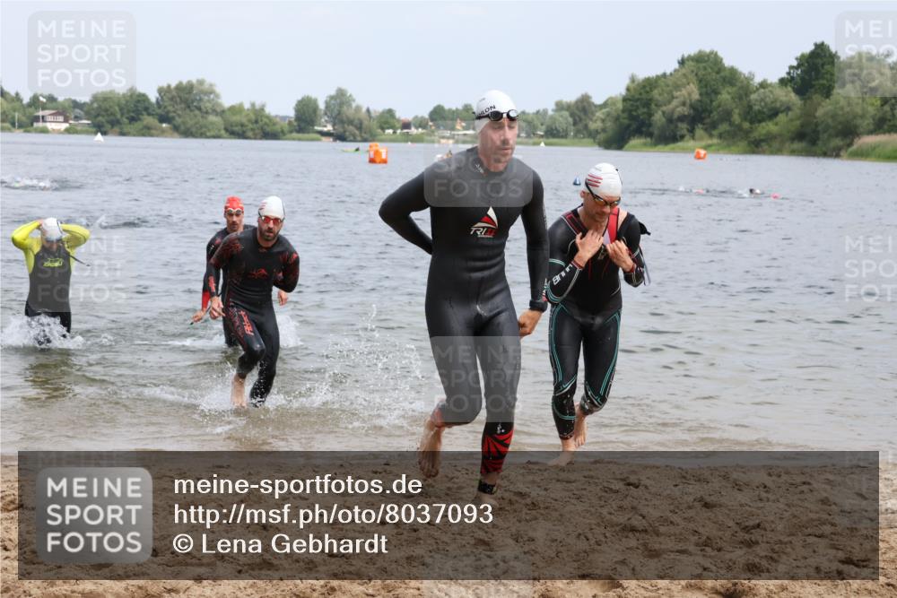 21.06.2025 - 27. Vierlanden-Triathlon Lena Gebhardt http://msf.ph/oto/8037093 15.06.2025 12:03:27 Schwimmen 1004, 1005, 1006, 1007, 1008 meine-sportfotos.de