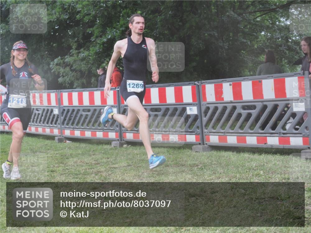 21.06.2025 - 27. Vierlanden-Triathlon KatJ http://msf.ph/oto/8037097 15.06.2025 14:17:15 Ziel 1218, 1269 meine-sportfotos.de