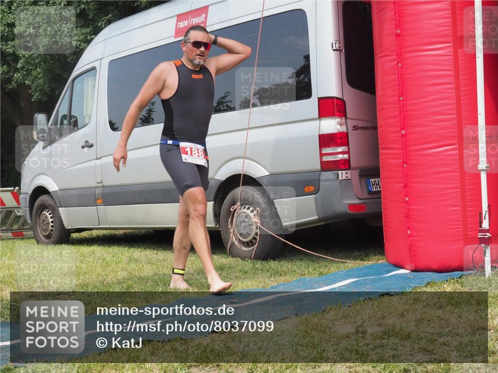 15.06.2025 - 27. Vierlanden-Triathlon KatJ http://msf.ph/oto/8037099 15.06.2025 11:27:00 Schwimmen 900 meine-sportfotos.de