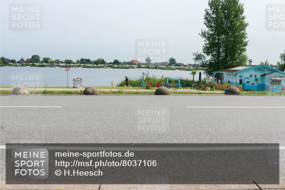 21.06.2025 - 27. Vierlanden-Triathlon H.Heesch http://msf.ph/oto/8037106 15.06.2025 11:47:13 Radfahren 696, 717, 722 meine-sportfotos.de