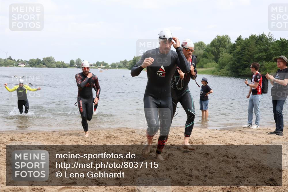 21.06.2025 - 27. Vierlanden-Triathlon Lena Gebhardt http://msf.ph/oto/8037115 15.06.2025 12:03:28 Schwimmen 1004, 1005, 1006, 1007, 1008 meine-sportfotos.de