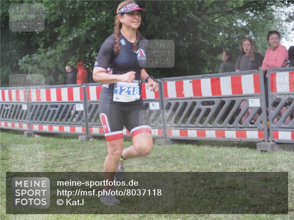 21.06.2025 - 27. Vierlanden-Triathlon KatJ http://msf.ph/oto/8037118 15.06.2025 14:17:16 Ziel 1218 meine-sportfotos.de