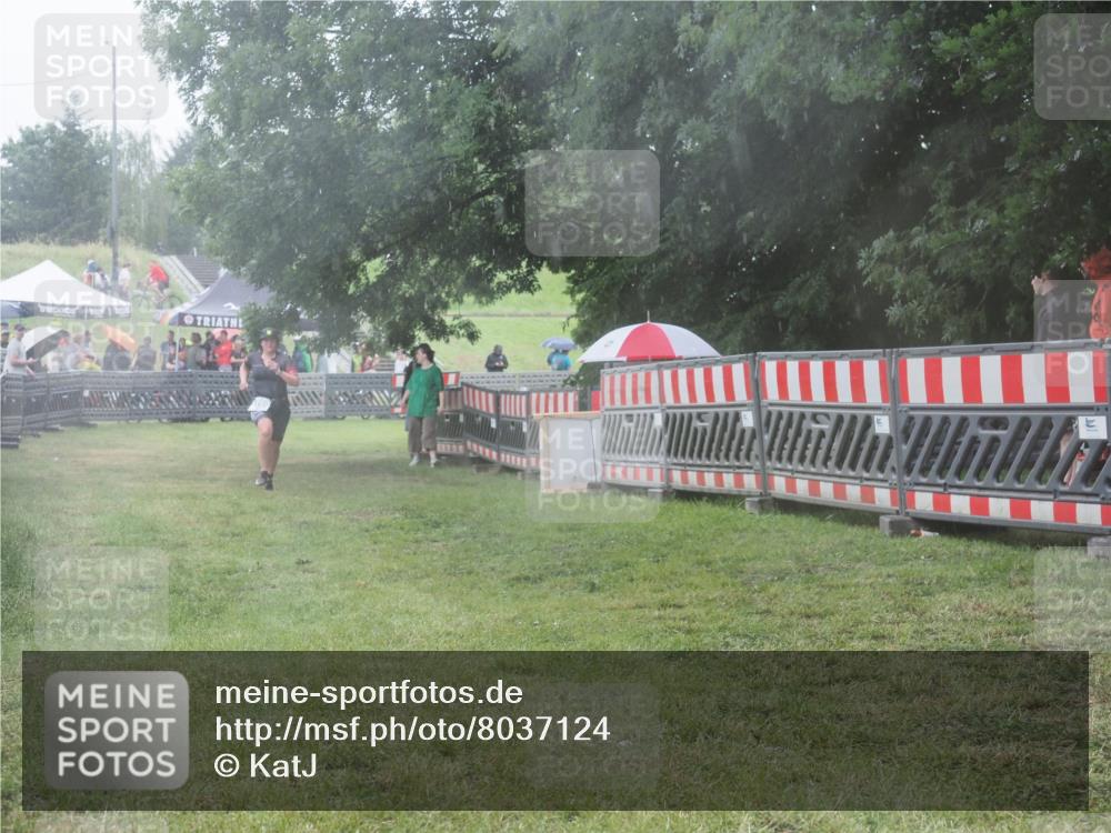 21.06.2025 - 27. Vierlanden-Triathlon KatJ http://msf.ph/oto/8037124 15.06.2025 14:17:36 Ziel 1169 meine-sportfotos.de