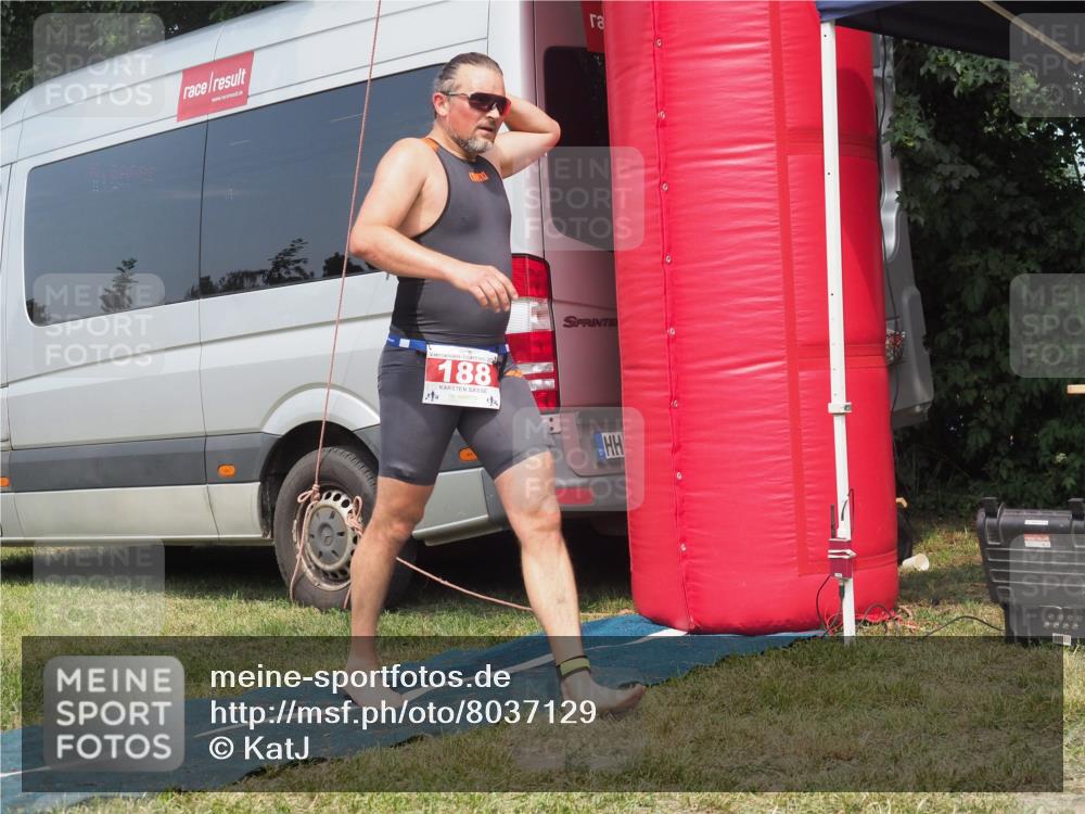 15.06.2025 - 27. Vierlanden-Triathlon KatJ http://msf.ph/oto/8037129 15.06.2025 11:27:01 Schwimmen 900 meine-sportfotos.de