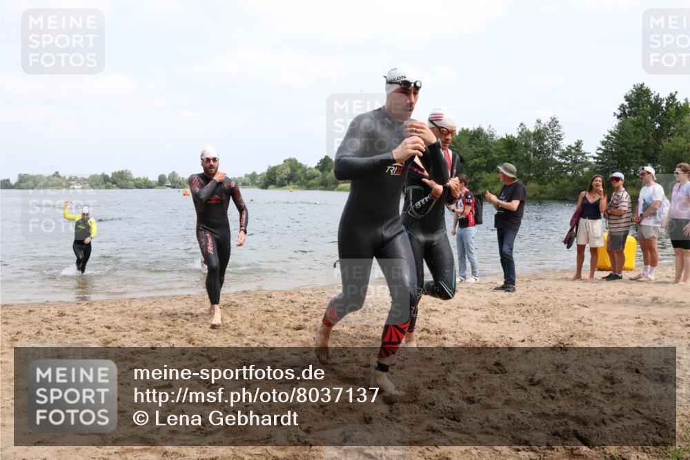 21.06.2025 - 27. Vierlanden-Triathlon Lena Gebhardt http://msf.ph/oto/8037137 15.06.2025 12:03:29 Schwimmen 1004, 1005, 1006, 1007, 1008 meine-sportfotos.de