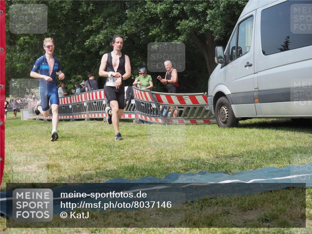15.06.2025 - 27. Vierlanden-Triathlon KatJ http://msf.ph/oto/8037146 15.06.2025 11:27:08 Schwimmen 886, 961 meine-sportfotos.de
