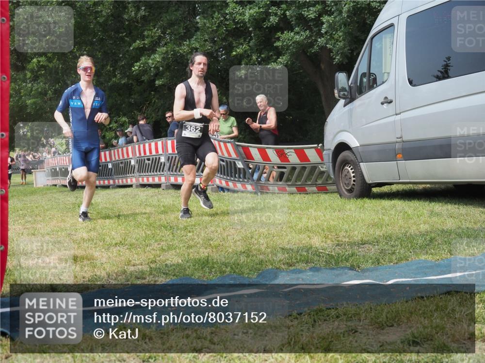 15.06.2025 - 27. Vierlanden-Triathlon KatJ http://msf.ph/oto/8037152 15.06.2025 11:27:09 Schwimmen 886, 961 meine-sportfotos.de