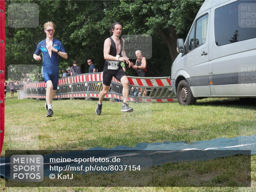 15.06.2025 - 27. Vierlanden-Triathlon KatJ http://msf.ph/oto/8037154 15.06.2025 11:27:09 Schwimmen 886, 961 meine-sportfotos.de