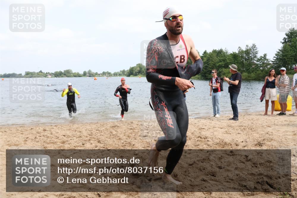 21.06.2025 - 27. Vierlanden-Triathlon Lena Gebhardt http://msf.ph/oto/8037156 15.06.2025 12:03:30 Schwimmen 1004, 1005, 1006, 1007, 1008 meine-sportfotos.de