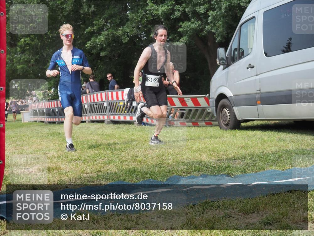 15.06.2025 - 27. Vierlanden-Triathlon KatJ http://msf.ph/oto/8037158 15.06.2025 11:27:09 Schwimmen 886, 961 meine-sportfotos.de