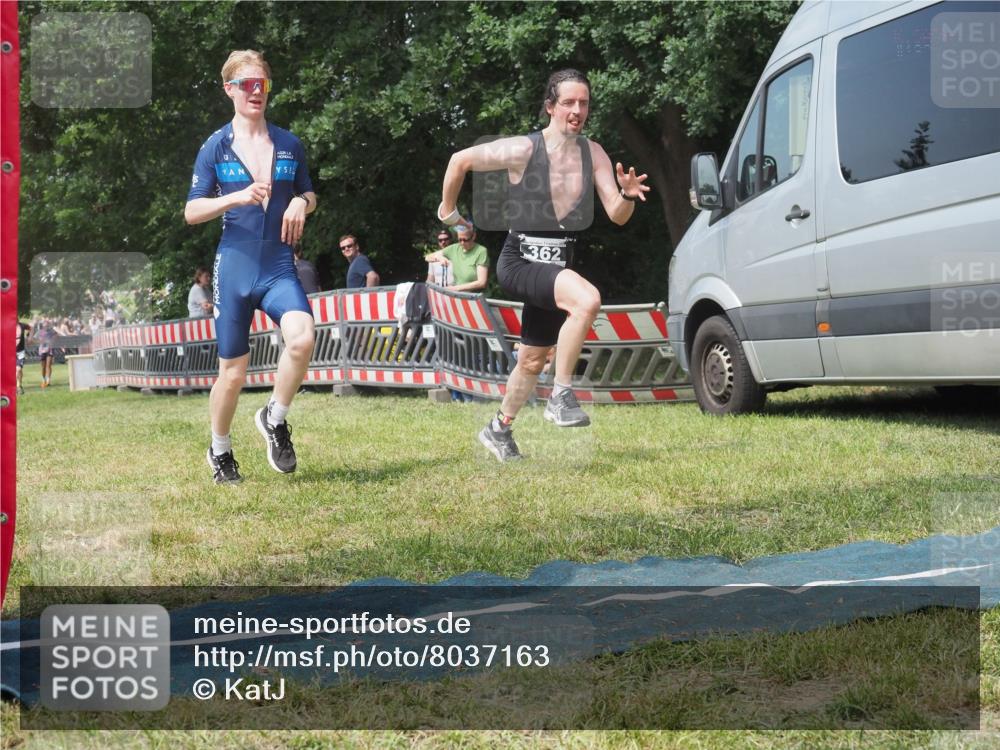 15.06.2025 - 27. Vierlanden-Triathlon KatJ http://msf.ph/oto/8037163 15.06.2025 11:27:09 Schwimmen 886, 961 meine-sportfotos.de
