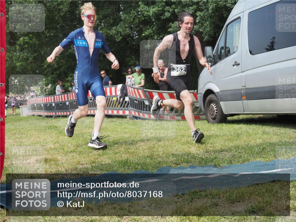 15.06.2025 - 27. Vierlanden-Triathlon KatJ http://msf.ph/oto/8037168 15.06.2025 11:27:09 Schwimmen 886, 961 meine-sportfotos.de