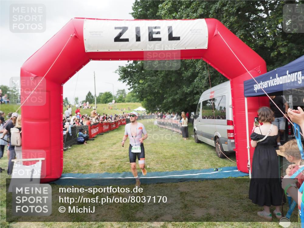 21.06.2025 - 27. Vierlanden-Triathlon MichiJ http://msf.ph/oto/8037170 15.06.2026 13:07:41 Ziel 676 meine-sportfotos.de