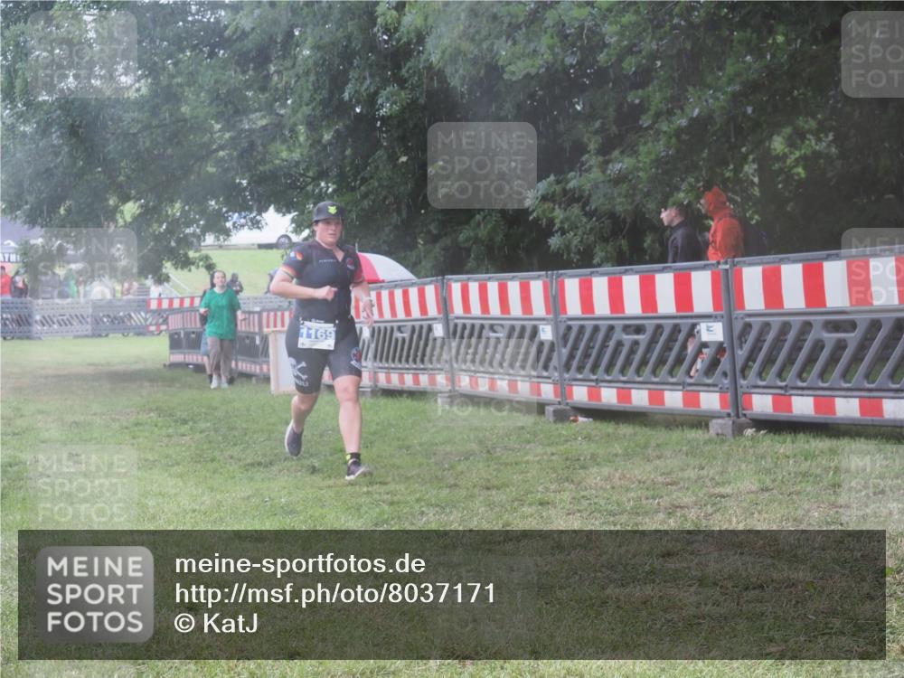 21.06.2025 - 27. Vierlanden-Triathlon KatJ http://msf.ph/oto/8037171 15.06.2025 14:17:40 Ziel 1169 meine-sportfotos.de
