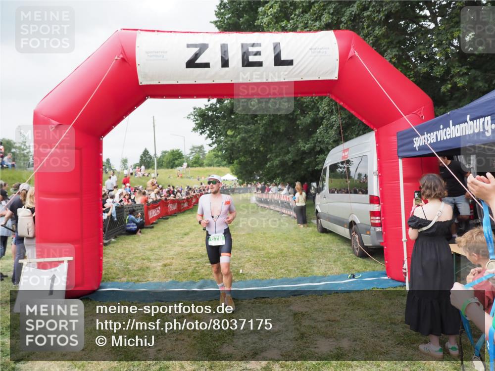 21.06.2025 - 27. Vierlanden-Triathlon MichiJ http://msf.ph/oto/8037175 15.06.2026 13:07:41 Ziel 676 meine-sportfotos.de