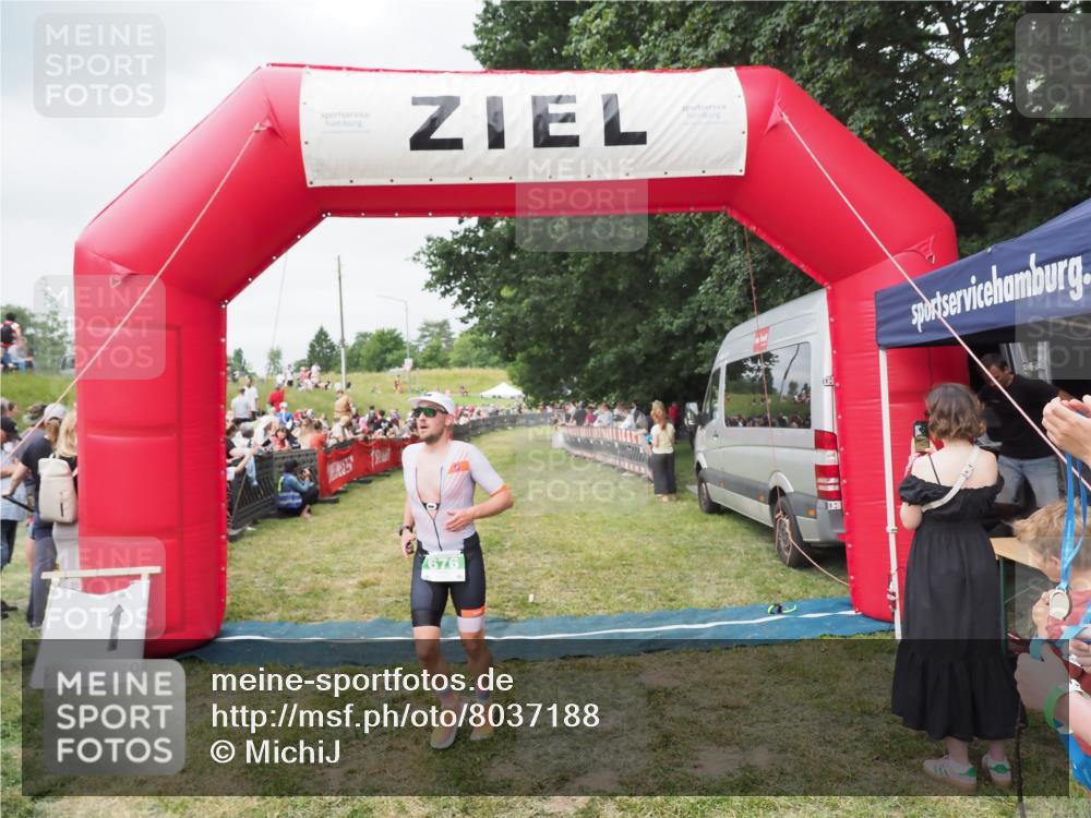 21.06.2025 - 27. Vierlanden-Triathlon MichiJ http://msf.ph/oto/8037188 15.06.2026 13:07:41 Ziel 676 meine-sportfotos.de