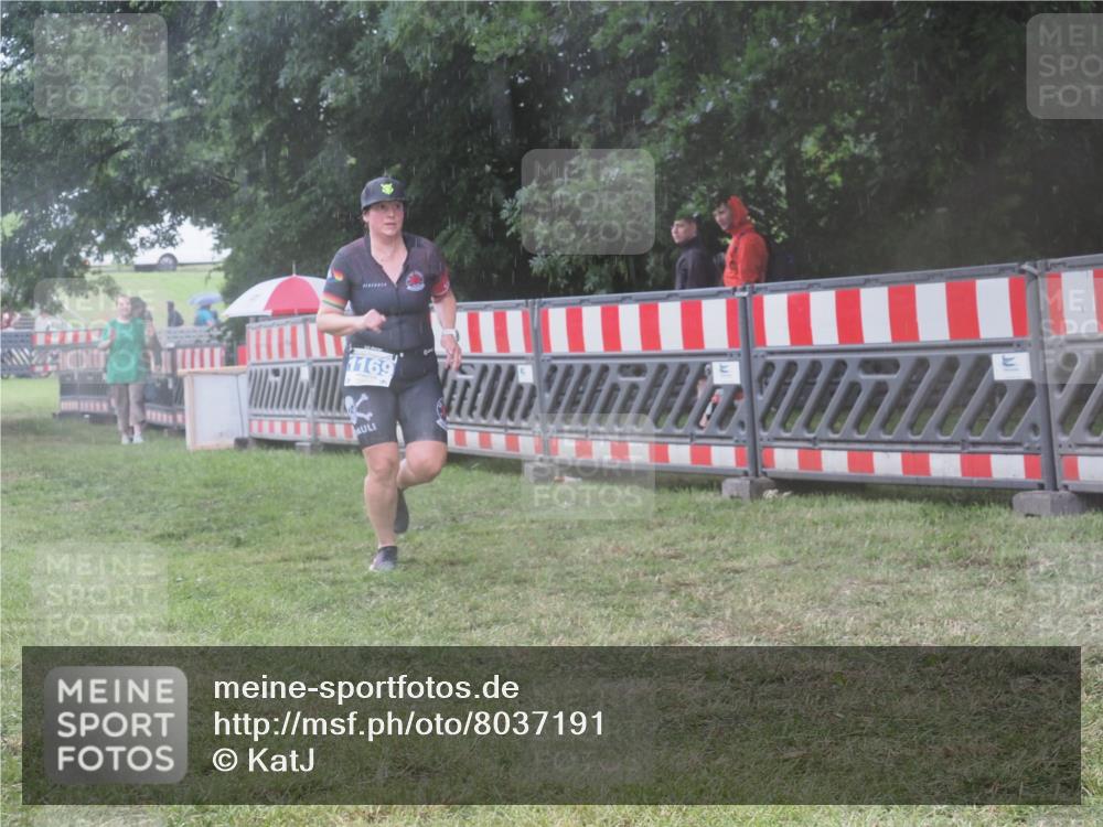 21.06.2025 - 27. Vierlanden-Triathlon KatJ http://msf.ph/oto/8037191 15.06.2025 14:17:40 Ziel 1169 meine-sportfotos.de