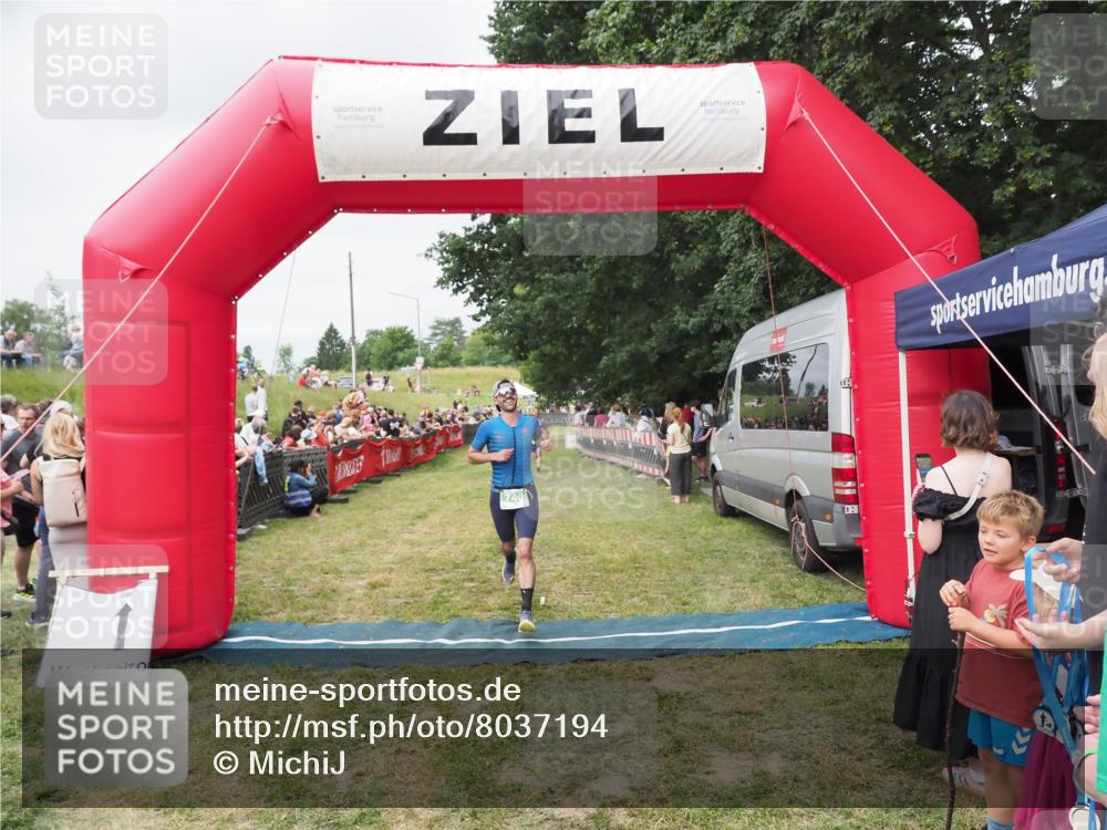 21.06.2025 - 27. Vierlanden-Triathlon MichiJ http://msf.ph/oto/8037194 15.06.2026 13:08:27 Ziel 685, 740 meine-sportfotos.de
