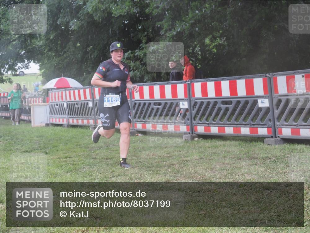 21.06.2025 - 27. Vierlanden-Triathlon KatJ http://msf.ph/oto/8037199 15.06.2025 14:17:40 Ziel 1169 meine-sportfotos.de