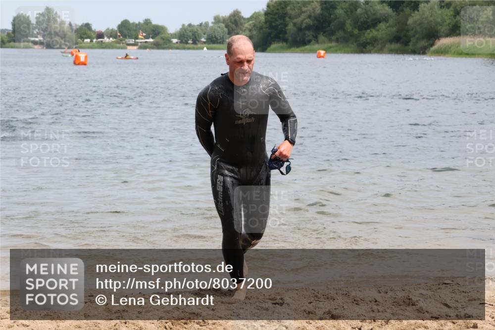 21.06.2025 - 27. Vierlanden-Triathlon Lena Gebhardt http://msf.ph/oto/8037200 15.06.2025 12:03:54 Schwimmen 994 meine-sportfotos.de