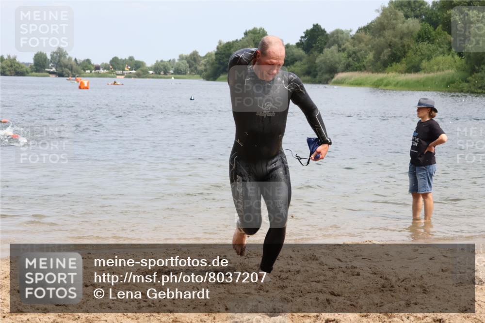 21.06.2025 - 27. Vierlanden-Triathlon Lena Gebhardt http://msf.ph/oto/8037207 15.06.2025 12:03:55 Schwimmen 994 meine-sportfotos.de