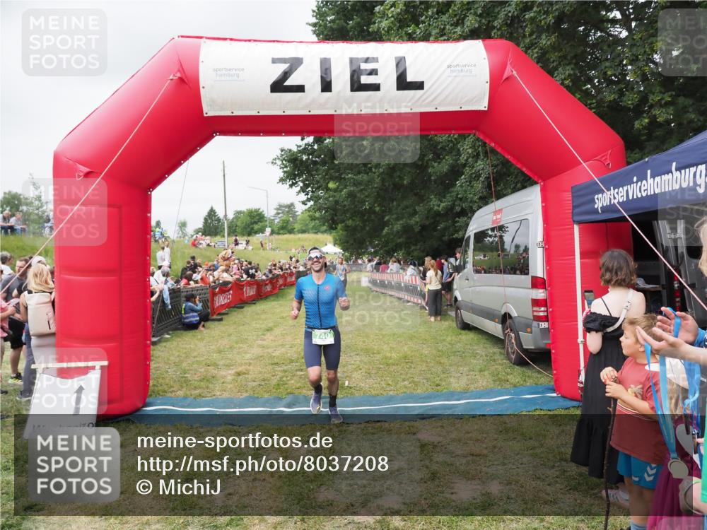 21.06.2025 - 27. Vierlanden-Triathlon MichiJ http://msf.ph/oto/8037208 15.06.2026 13:08:28 Ziel 685, 740 meine-sportfotos.de