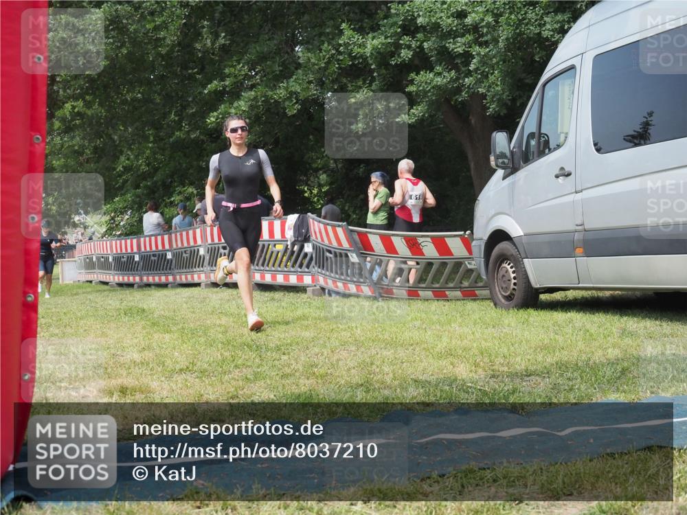 15.06.2025 - 27. Vierlanden-Triathlon KatJ http://msf.ph/oto/8037210 15.06.2025 11:27:21 Schwimmen 884, 886, 961 meine-sportfotos.de