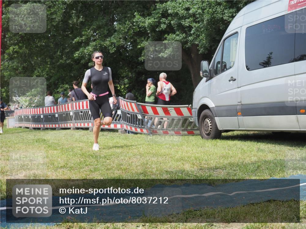 15.06.2025 - 27. Vierlanden-Triathlon KatJ http://msf.ph/oto/8037212 15.06.2025 11:27:21 Schwimmen 884, 886, 961 meine-sportfotos.de