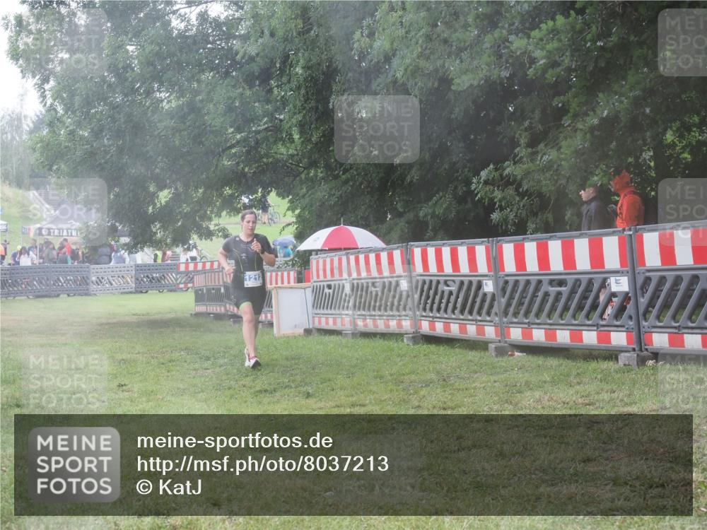 21.06.2025 - 27. Vierlanden-Triathlon KatJ http://msf.ph/oto/8037213 15.06.2025 14:17:56 Ziel 1212 meine-sportfotos.de