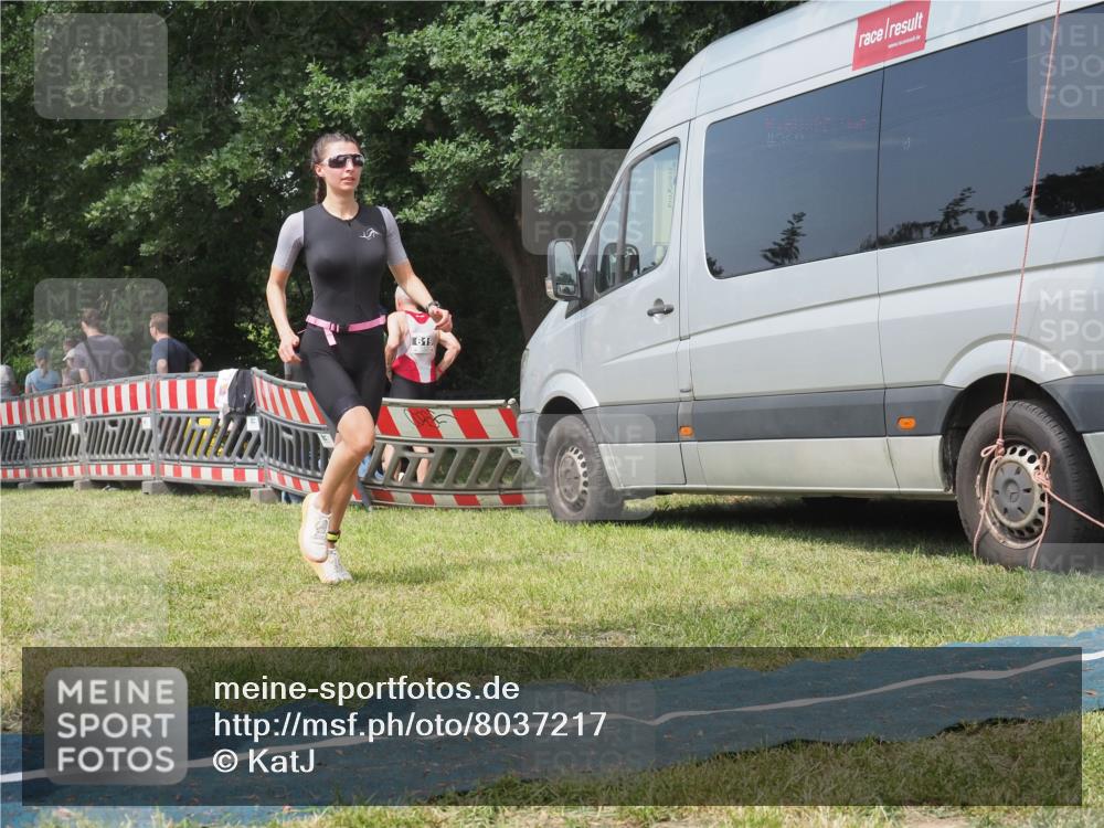 15.06.2025 - 27. Vierlanden-Triathlon KatJ http://msf.ph/oto/8037217 15.06.2025 11:27:21 Schwimmen 884, 886, 961 meine-sportfotos.de