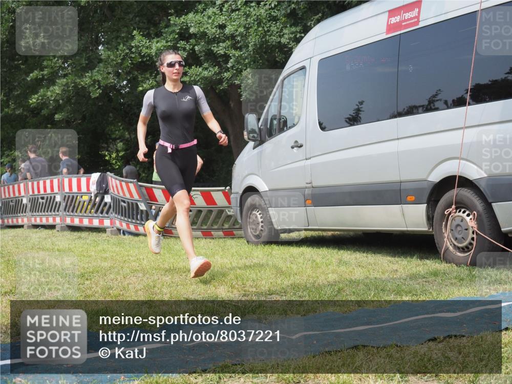 15.06.2025 - 27. Vierlanden-Triathlon KatJ http://msf.ph/oto/8037221 15.06.2025 11:27:22 Schwimmen 884, 886 meine-sportfotos.de