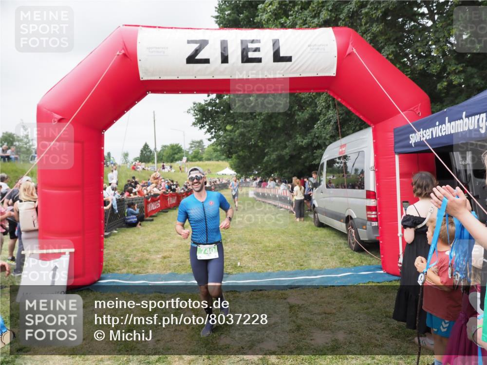 21.06.2025 - 27. Vierlanden-Triathlon MichiJ http://msf.ph/oto/8037228 15.06.2026 13:08:28 Ziel 685, 740 meine-sportfotos.de