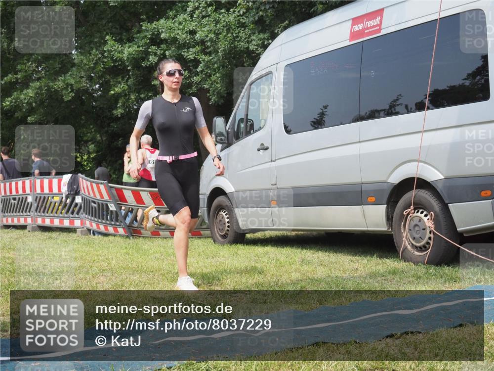 15.06.2025 - 27. Vierlanden-Triathlon KatJ http://msf.ph/oto/8037229 15.06.2025 11:27:22 Schwimmen 884, 886 meine-sportfotos.de
