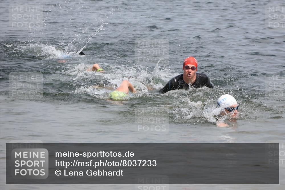 21.06.2025 - 27. Vierlanden-Triathlon Lena Gebhardt http://msf.ph/oto/8037233 15.06.2025 12:04:02 Schwimmen 994, 1009, 1010 meine-sportfotos.de