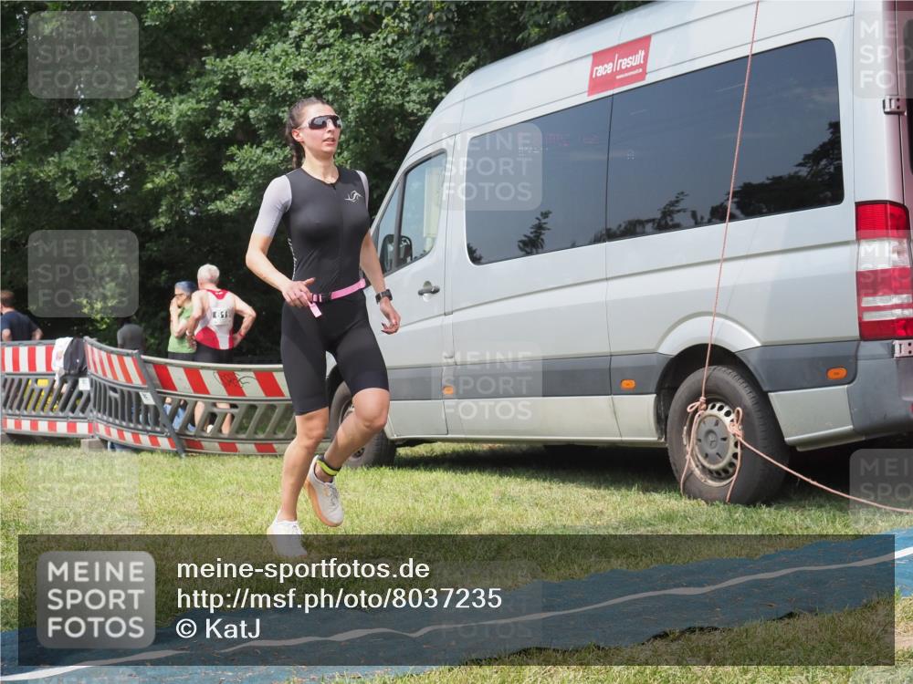 15.06.2025 - 27. Vierlanden-Triathlon KatJ http://msf.ph/oto/8037235 15.06.2025 11:27:22 Schwimmen 884, 886 meine-sportfotos.de