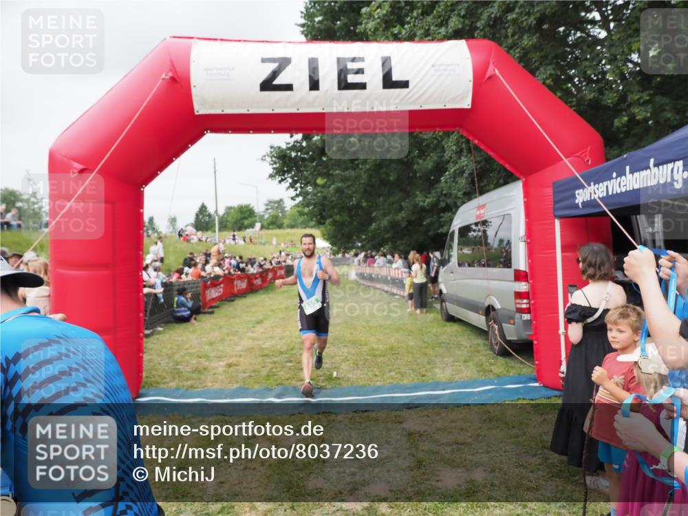 21.06.2025 - 27. Vierlanden-Triathlon MichiJ http://msf.ph/oto/8037236 15.06.2026 13:08:31 Ziel 685, 740 meine-sportfotos.de