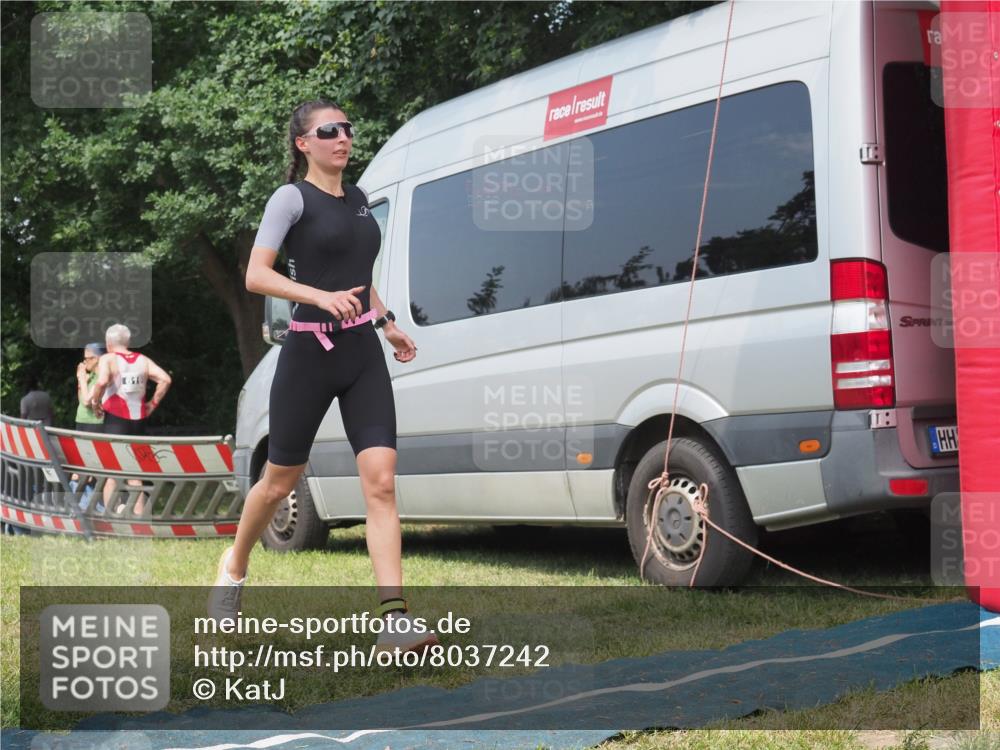 15.06.2025 - 27. Vierlanden-Triathlon KatJ http://msf.ph/oto/8037242 15.06.2025 11:27:22 Schwimmen 884, 886 meine-sportfotos.de