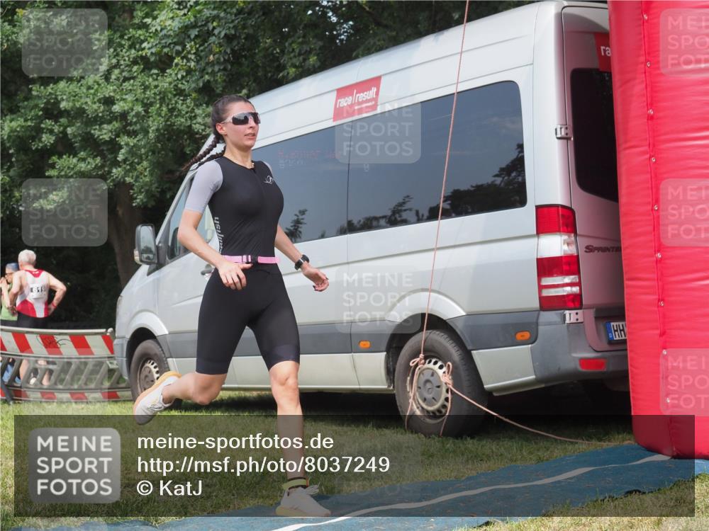 15.06.2025 - 27. Vierlanden-Triathlon KatJ http://msf.ph/oto/8037249 15.06.2025 11:27:22 Schwimmen 884, 886 meine-sportfotos.de