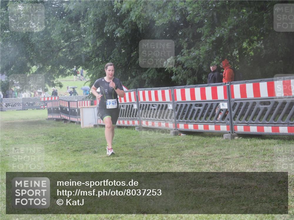 21.06.2025 - 27. Vierlanden-Triathlon KatJ http://msf.ph/oto/8037253 15.06.2025 14:17:57 Ziel 1212 meine-sportfotos.de